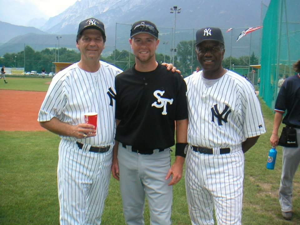 Keaton Smith in his Schwaz Tigers jersey with two New York Yankees players in Austria